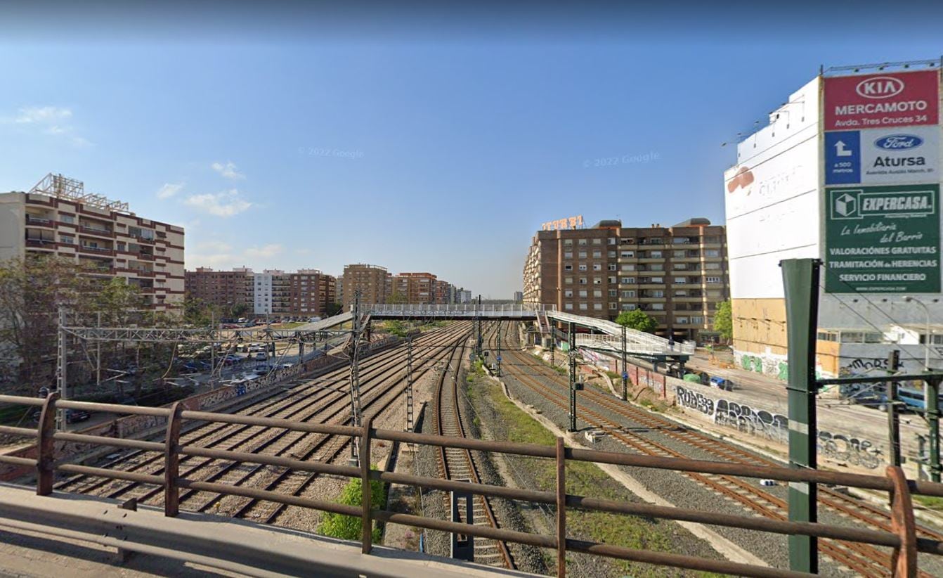 Imagen de las vías vistas desde el puente de la avenida de Giorgeta de València que desaparecerán una vez se complete el futuro canal de acceso ferroviario