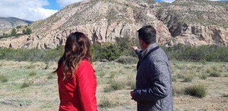 Visita de alcalde y subdelegada a la Vega de la Higuera a la orilla del Guadiana Menor