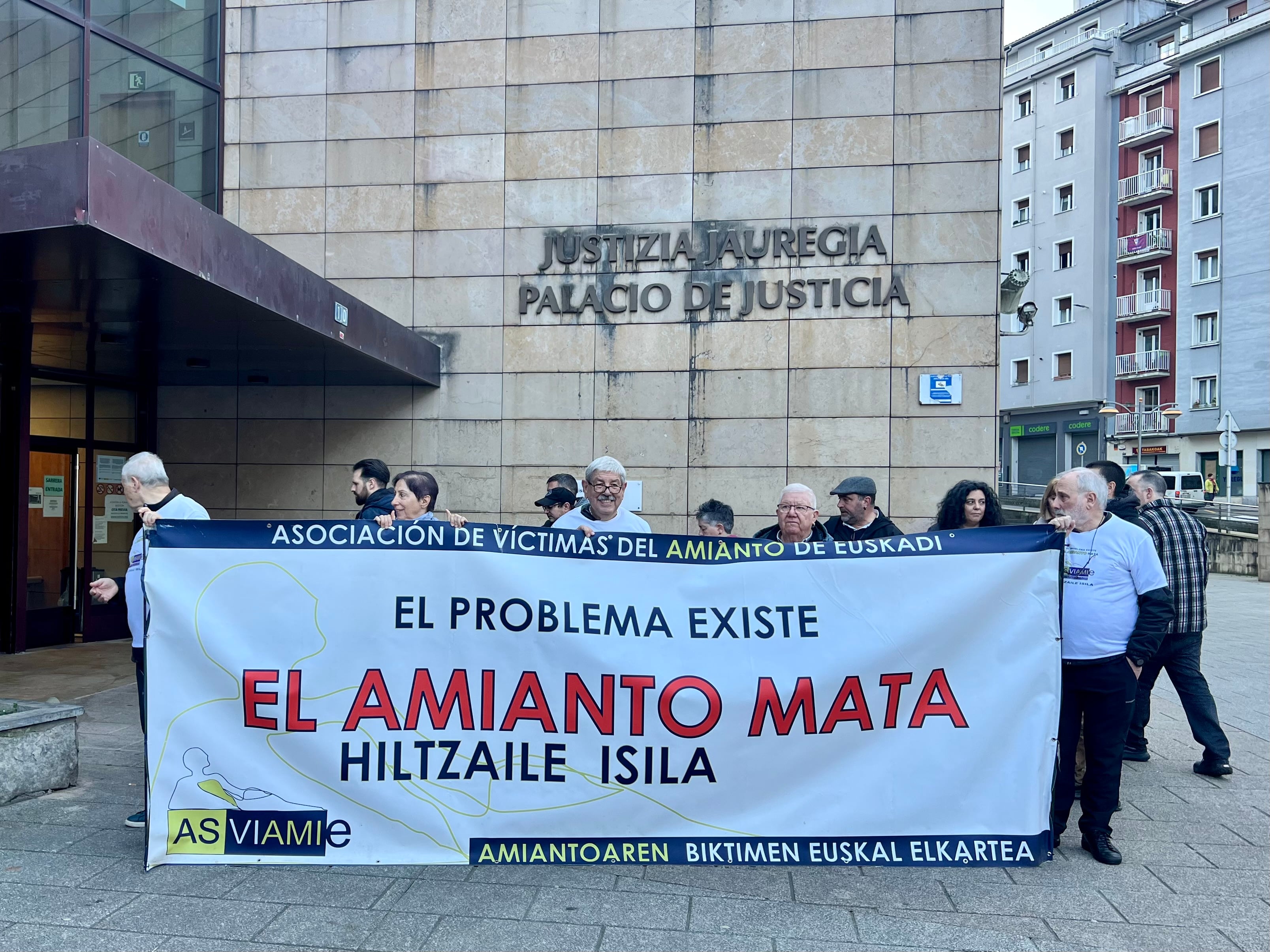 La Asociación de Víctimas del Amianto se concentra frente a los juzgados de Eibar