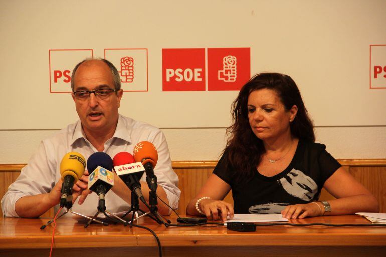 Fernando Silva junto a la edil Francisca Pizarro.