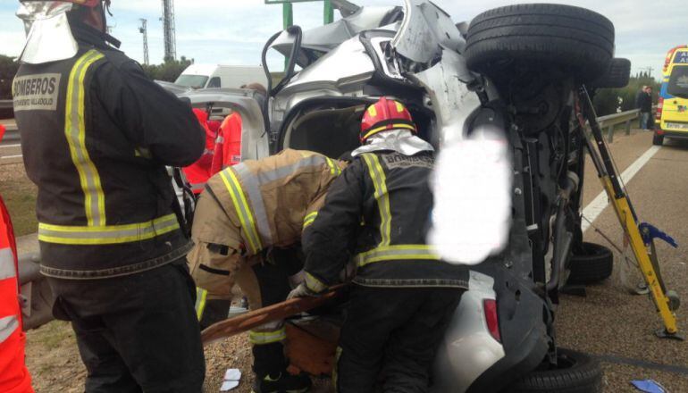 Los bomberos han tenido que intervenir para liberar a una de las víctimas