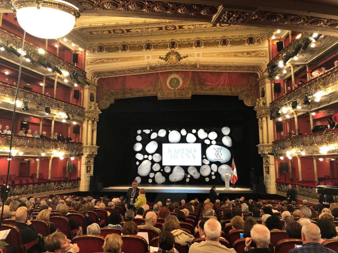 Sala del Teatro Arriaga poco antes de dar comienzo los Premios Sabino Arana.