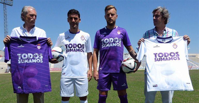 Día de la presentación este pasado verano de las camisetas del Real Jaén de la firma Mercury para la temporada 2017-208.