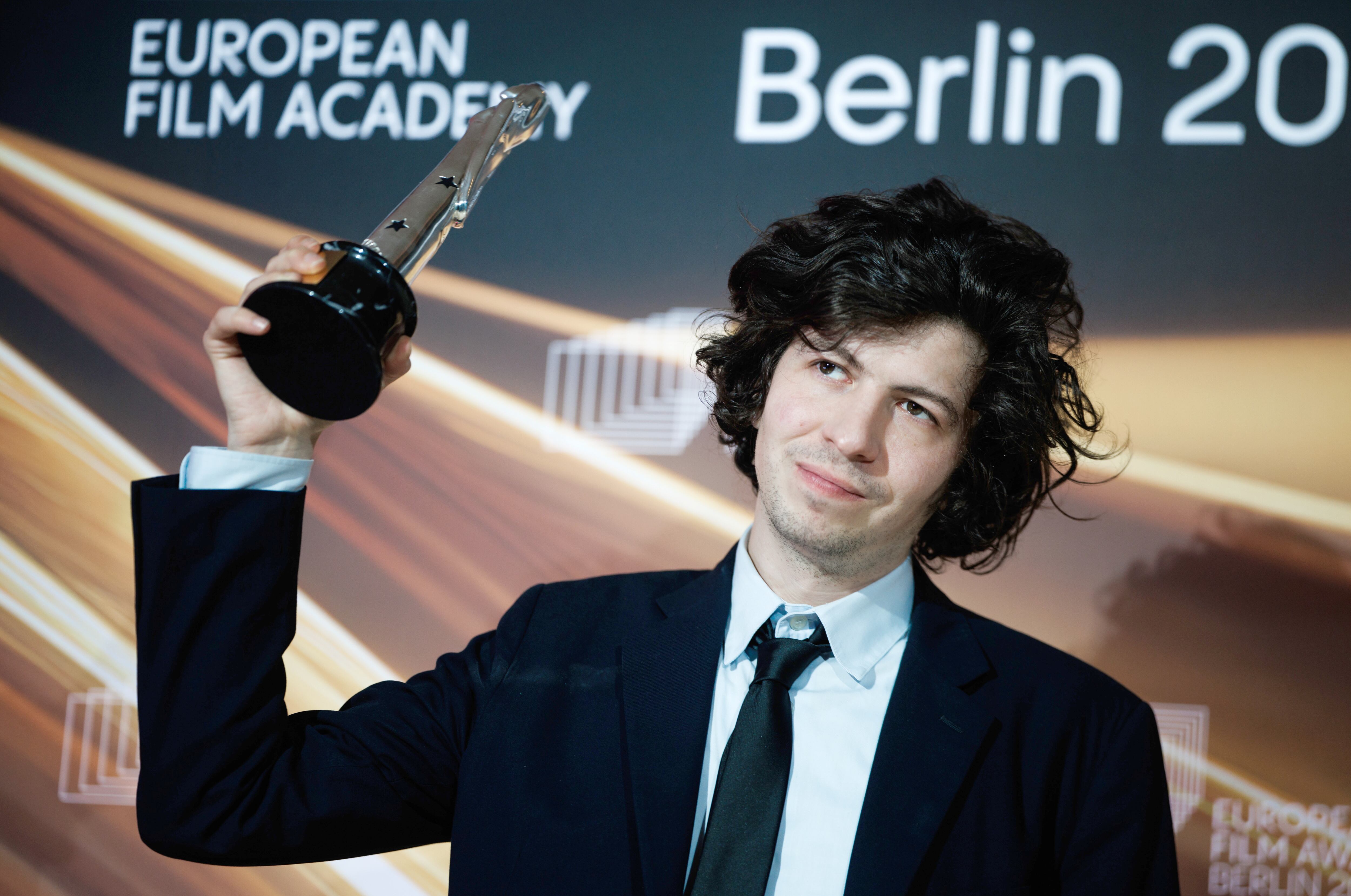 Berlin (Germany), 17/01/2026.- French director Ugo Bienvenu poses with the award in the category European Animated Feature Film for the movie 'Arco' during the award ceremony of the 38th European Film Awards in Berlin, Germany, 17 January 2026. (Cine, Alemania) EFE/EPA/CLEMENS BILAN