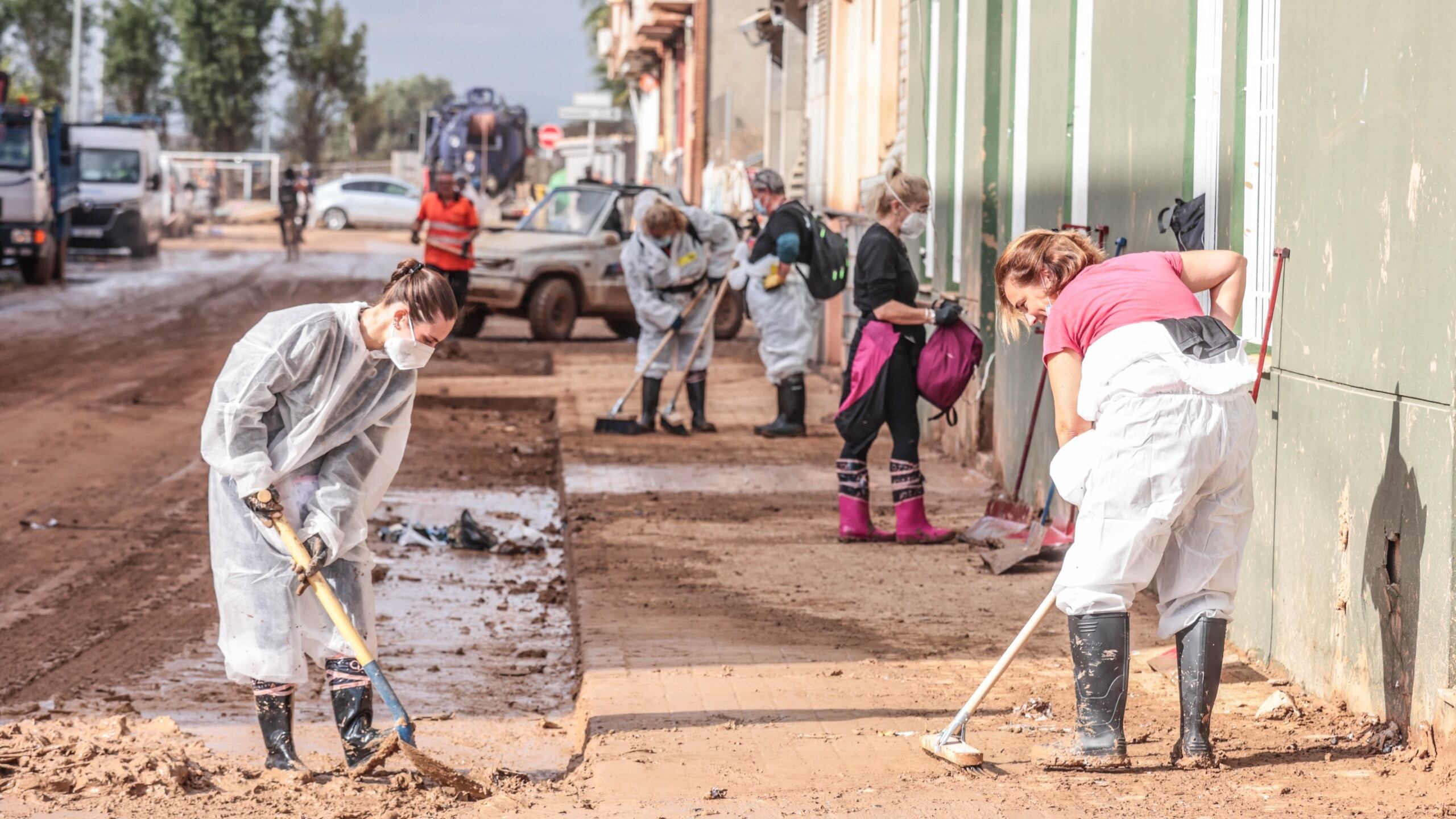 Varios voluntarios eldenses realizando tareas de limpieza en la última expedición en Benetússer.