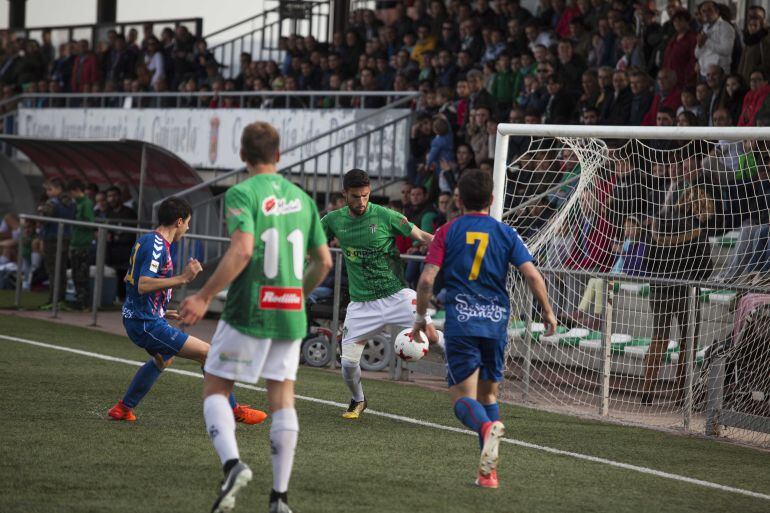 Lance del partido entre Guijuelo y Gimnástica Segoviana.