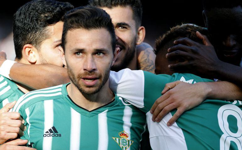 El delantero del Betis Rubén Castro (celebra con sus compañeros el primer gol marcado ante el Valencia