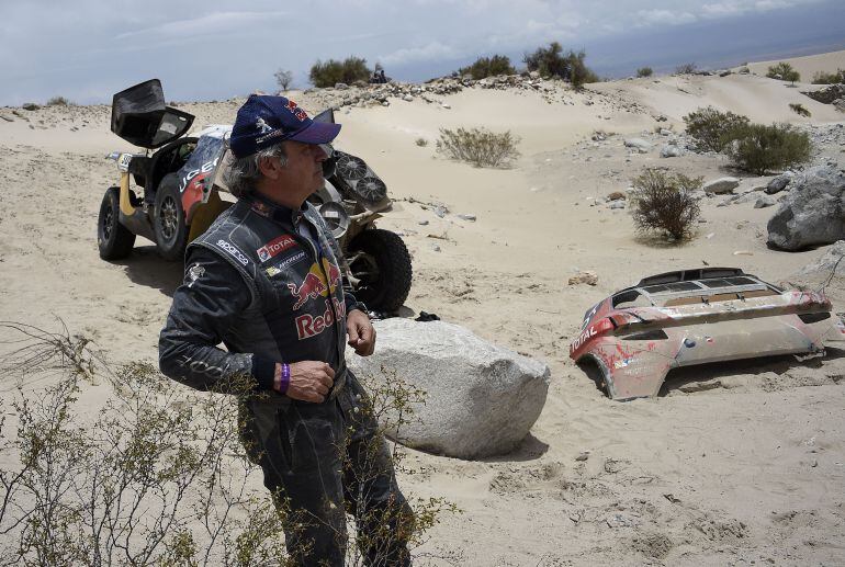 Carlos Sainz, junto a su coche