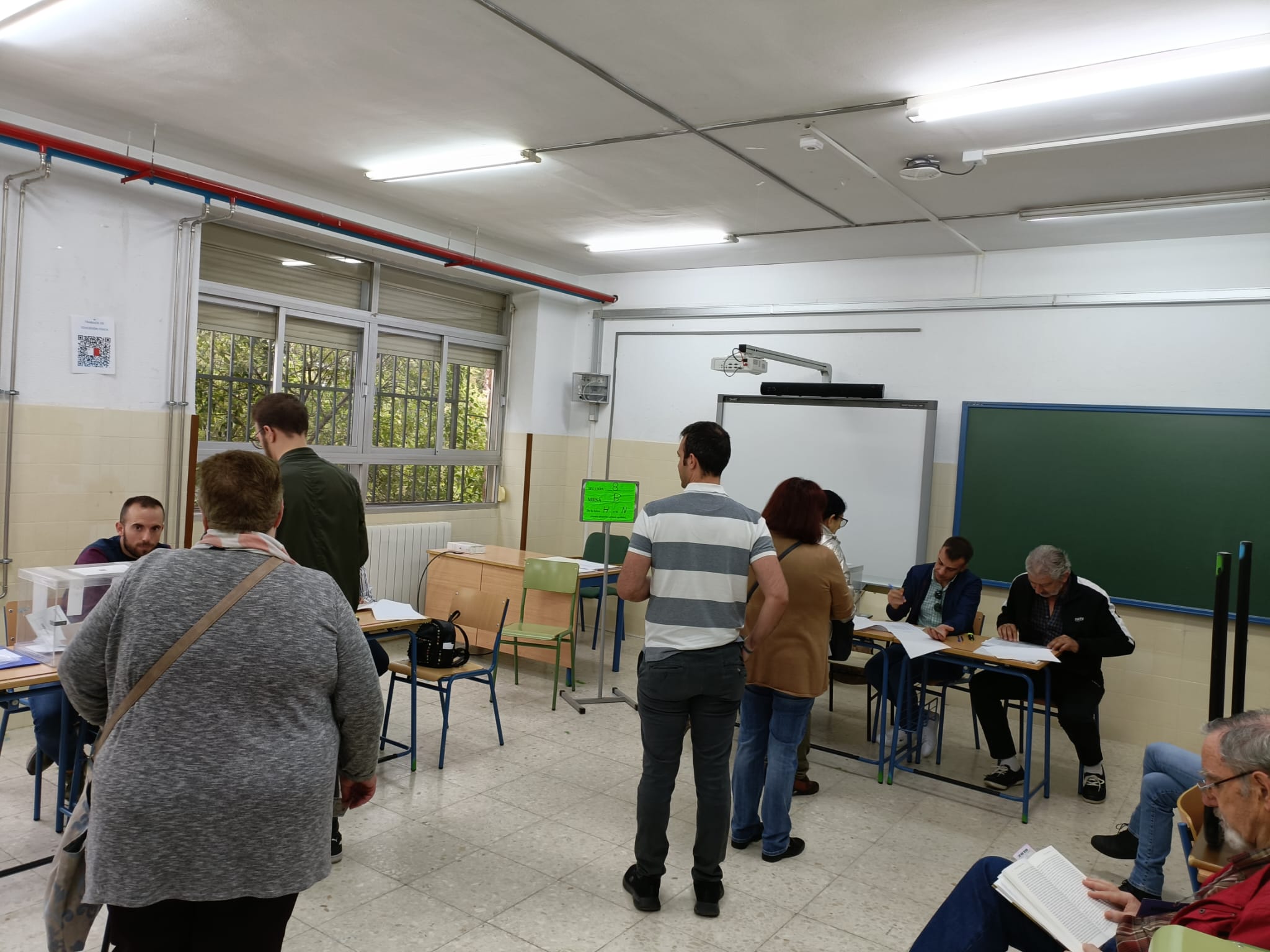 Ambiente en colegio electoral de Linares