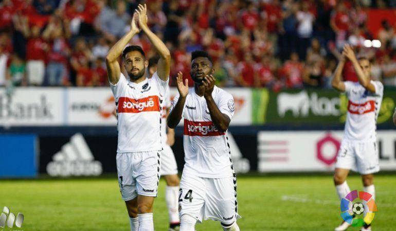 Ferran Giner i Madinda aplaudeixen a l'afició.