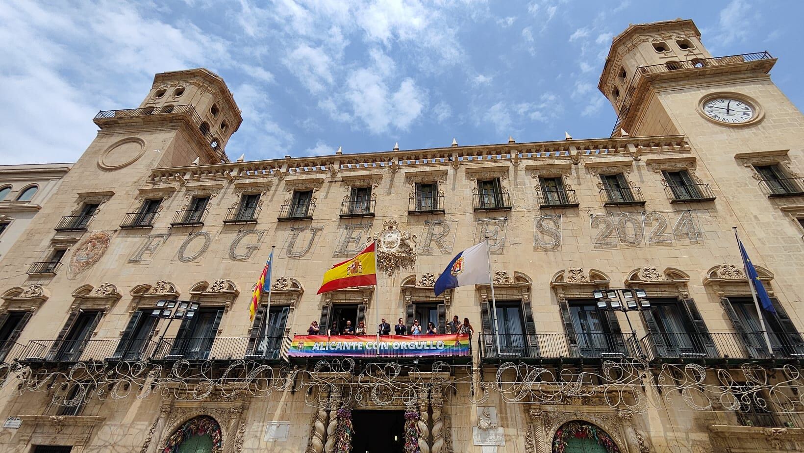 El PP desplegando la bandera LGTBI en el balcón del Ayuntamiento de Alicante acompañado solo por las asociaciones