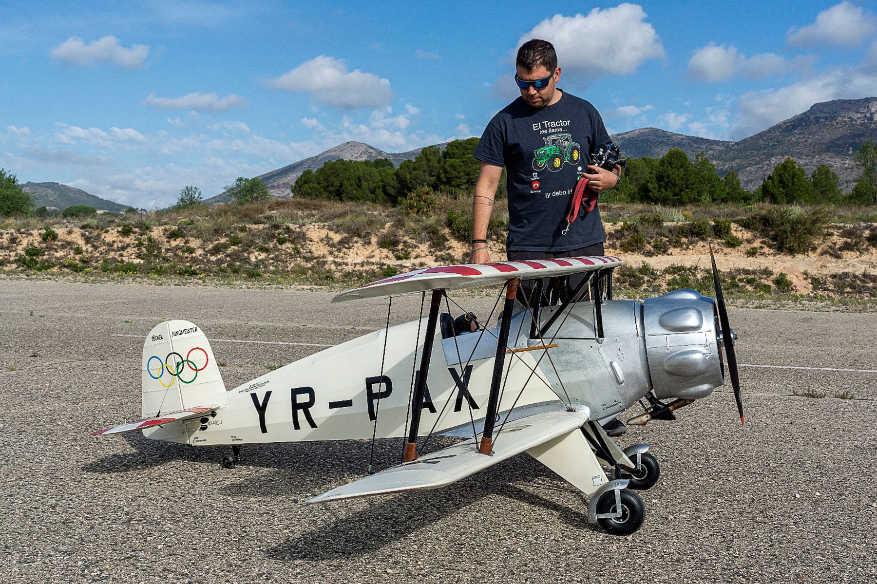 Carlos Escuder, junto a la avioneta con la que compitió en el Nacional