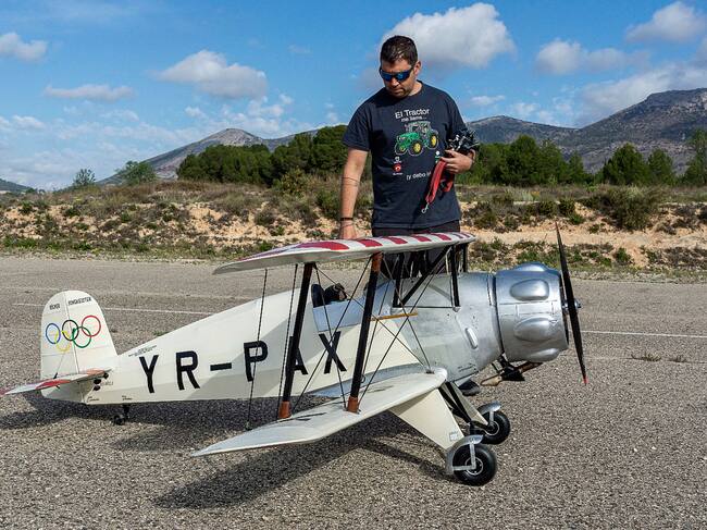 Carlos Escuder, junto a la avioneta con la que compitió en el Nacional