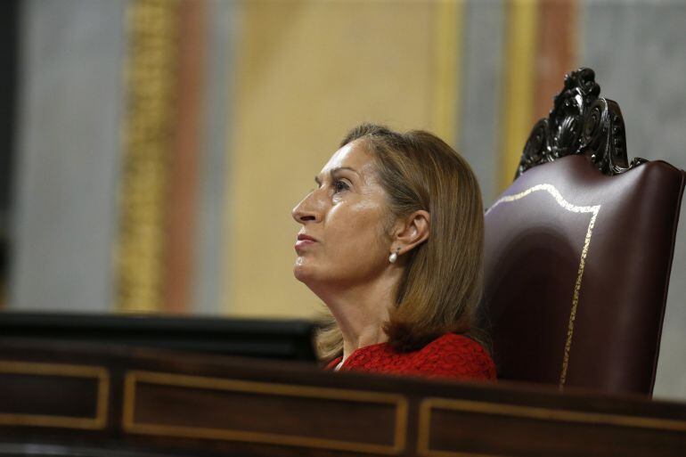 La presidenta del Congreso, Ana Pastor, durante la votación de investidura del candidato a la presidencia del PP, Mariano Rajoy.