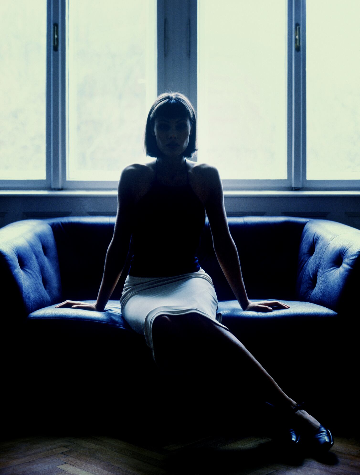 Mujer ocultando su rostro.