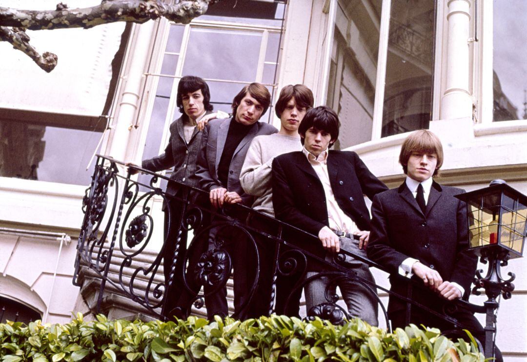 Los miembros de los Rolling Stones posan en una escalera en Londres en 1964