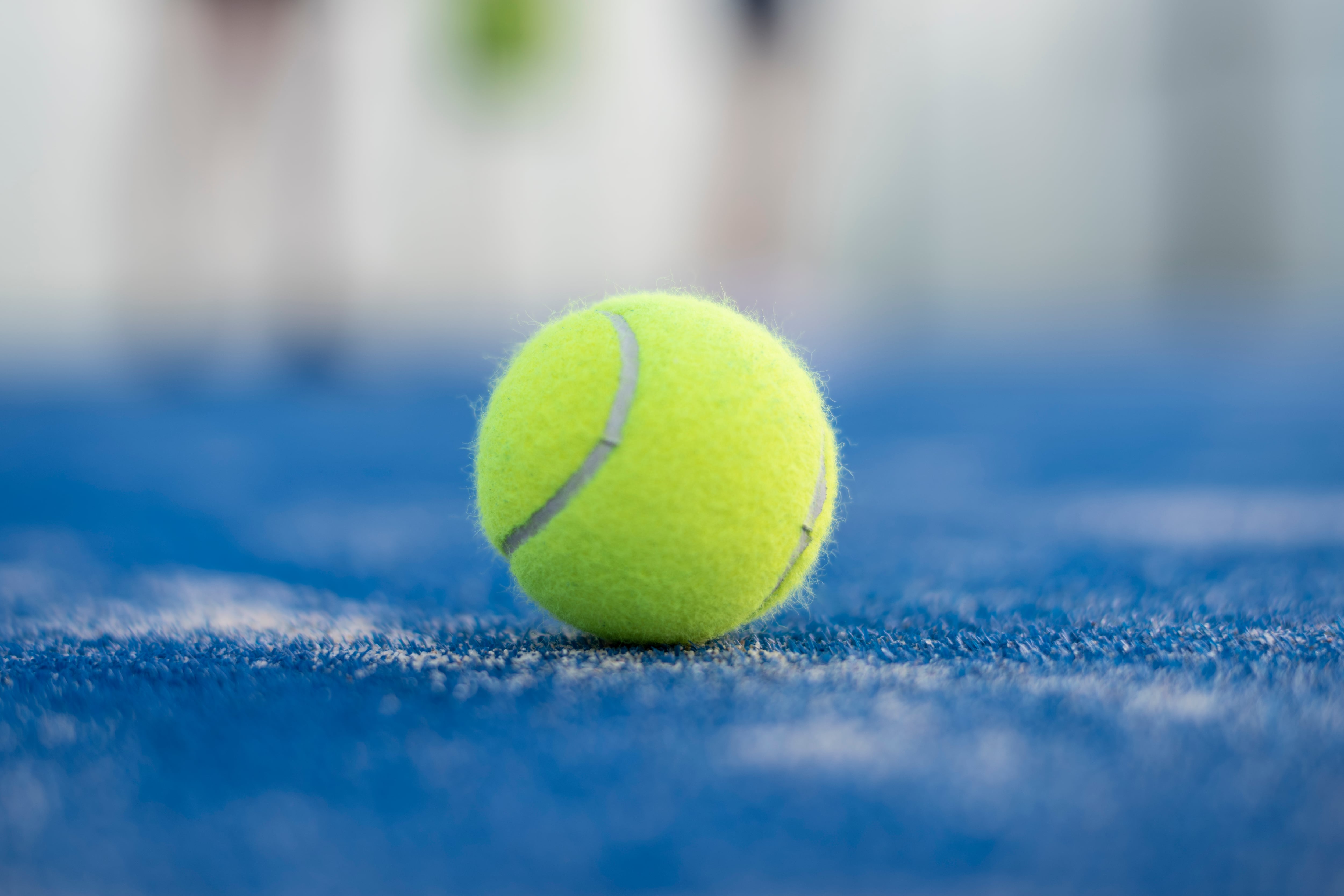 Pelota de tenis.