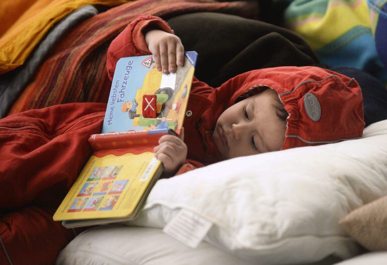  Un niño lee un libro en un refugio temporal en Wiesen (Austria) 