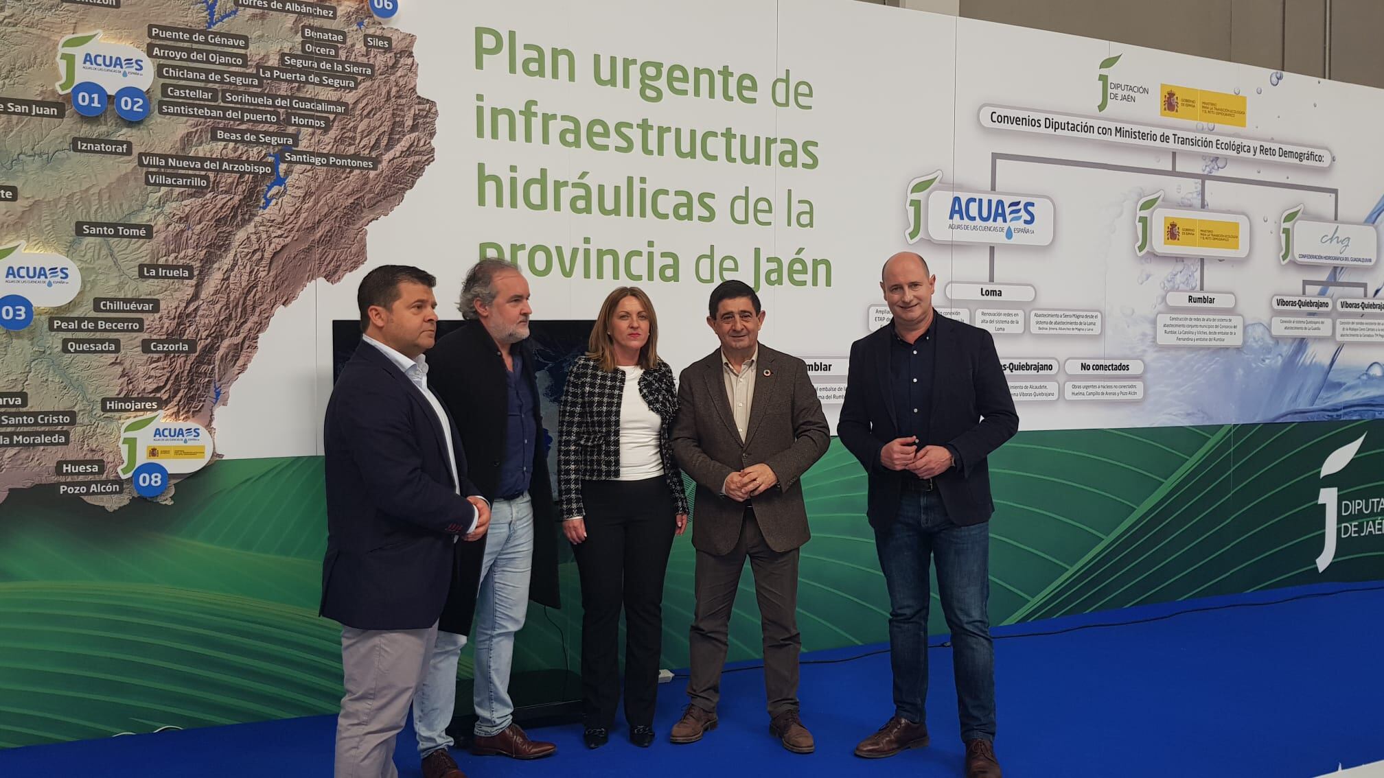 El presidente de la Diputación visita la exposición sobre infraestructuras hidráulicas, acompañado del diputado José Luis Hidalgo y técnicos del área