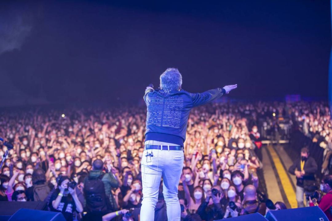 El cantante de Love of Lesbian se dirige al público durante un concierto piloto realizado en Barcelona durante la pandemia de COVID-19 en marzo de 2021.