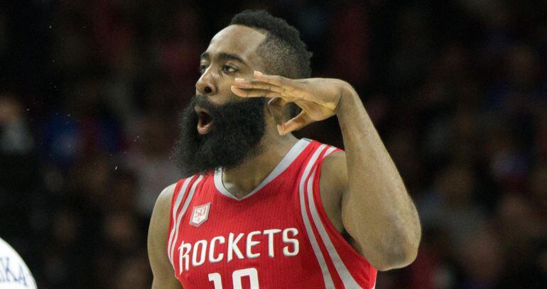 James Harden celebra una de sus canastas en la victoria frente a los Sixers