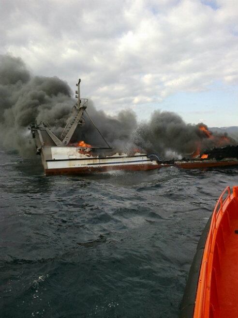 La embarcación de Salvamento Marítimo Salvamar Algenib trata de sofocar el incendio que ha afectado a la totalidad del barco