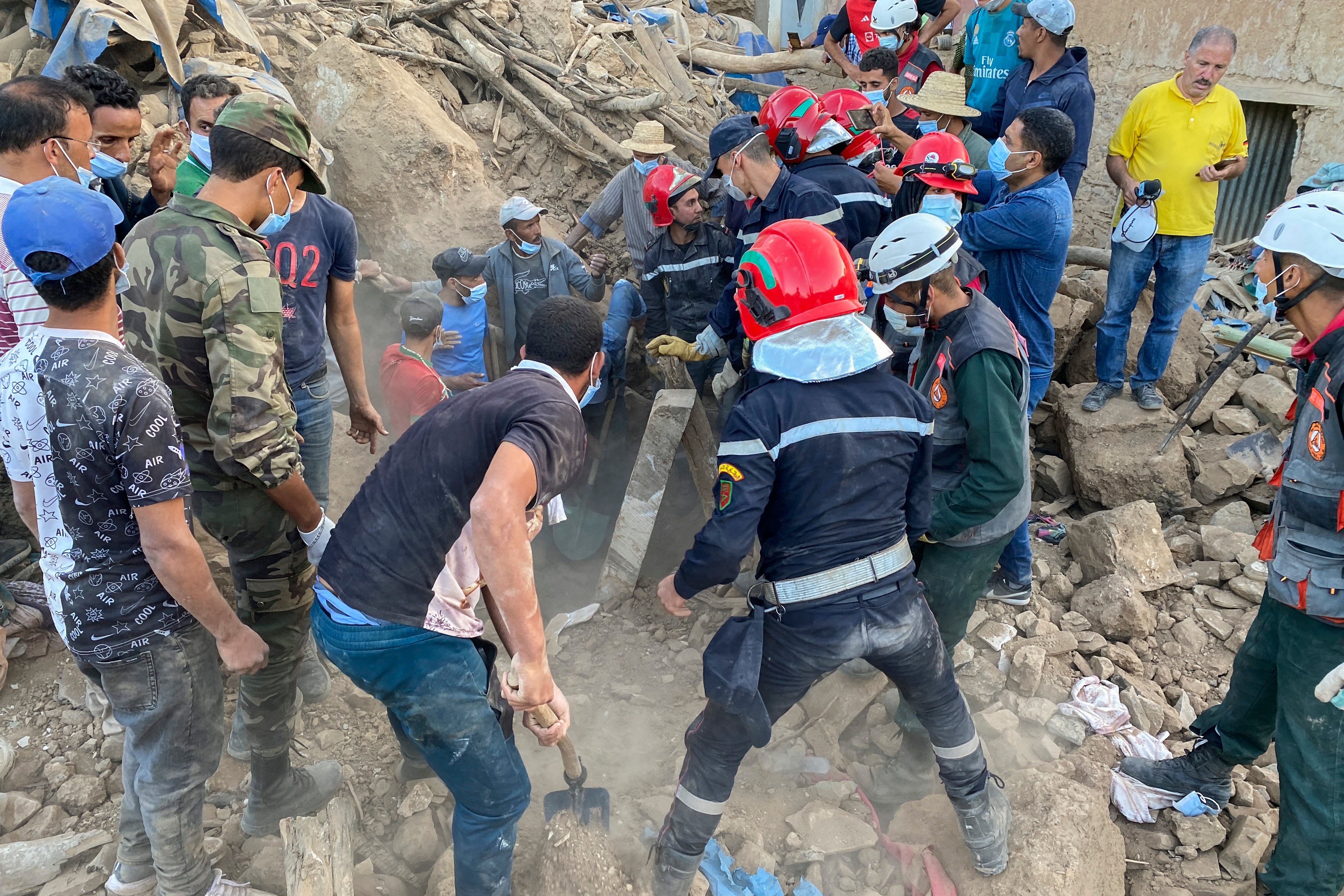 TNIRT (MARRUECOS), 12/09/2023.- Miembros de Protección Civil, bomberos y personal civil siguen buscando a los desaparecidos bajo los escombros en el pueblo de Tnirt tras el terremoto que sacudió Marruecos el pasado viernes. EFE/Fátima Zohra Bouaziz