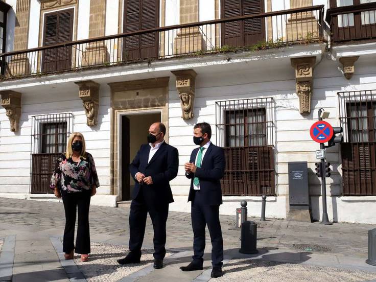 La alcaldesa de Jerez, Mamen Sánchez, junto al empresario Fulgencio Meseguer, propietario del edificio que aparece detrás / R.J