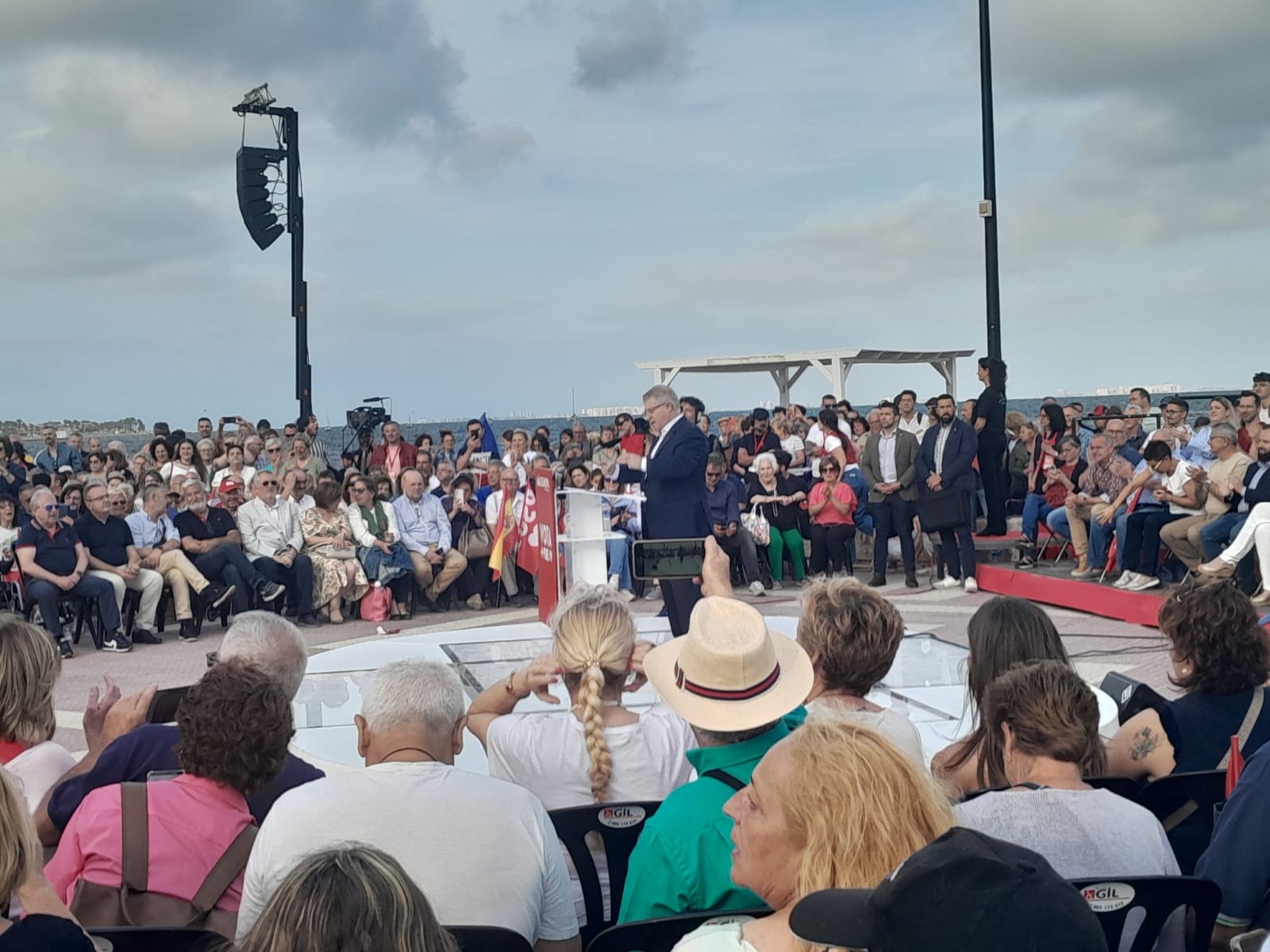 Pepe Vélez, secretario del PSRM, durante su intervención en el mitin celebrado en Los Alcázares.