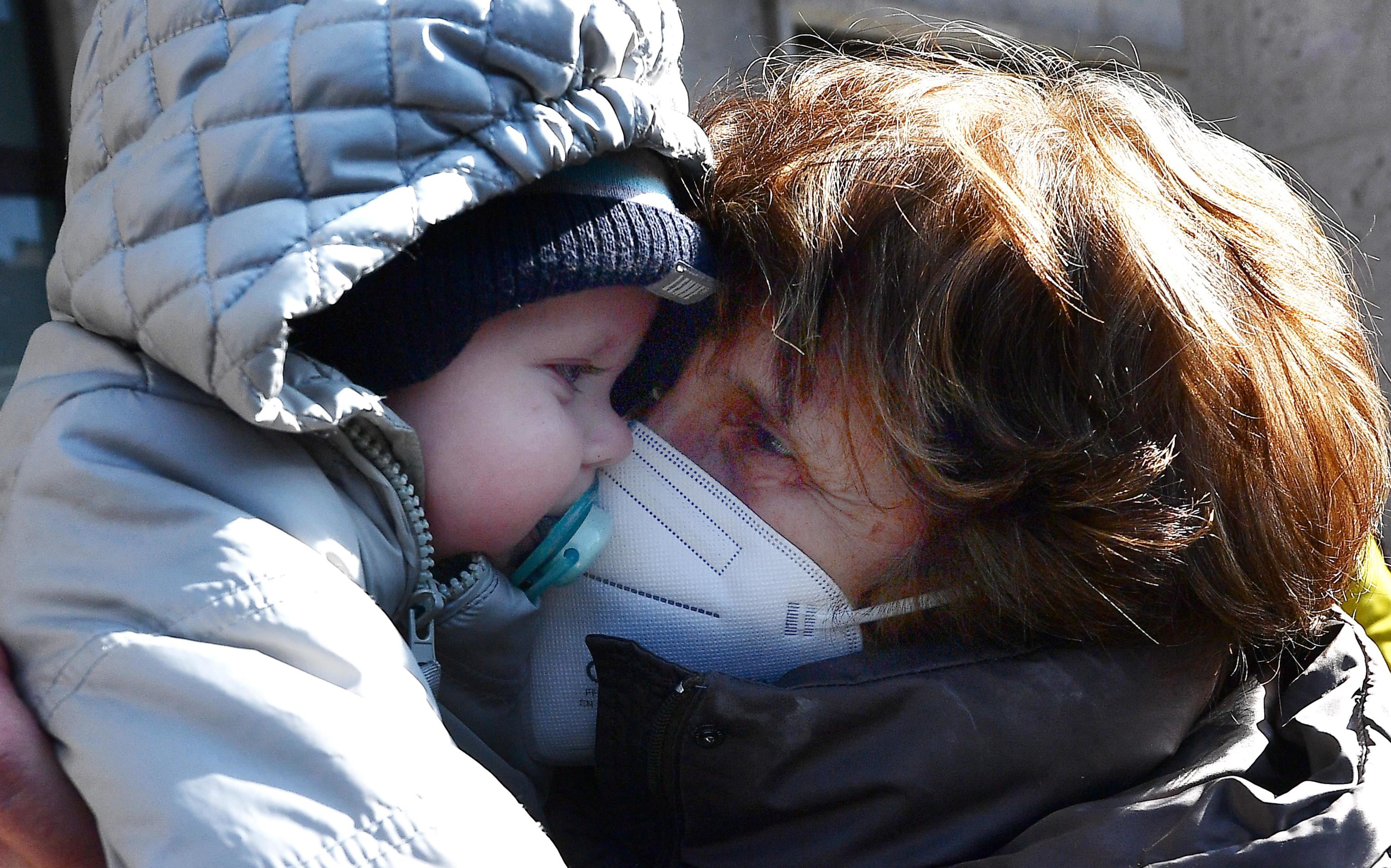 Una mujer y un niño llegan en un autobús que traslada refugiados ucranianos a Génova.