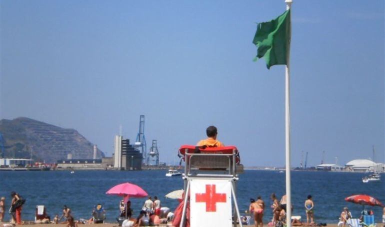 Cruz Roja vigilando la costa canaria