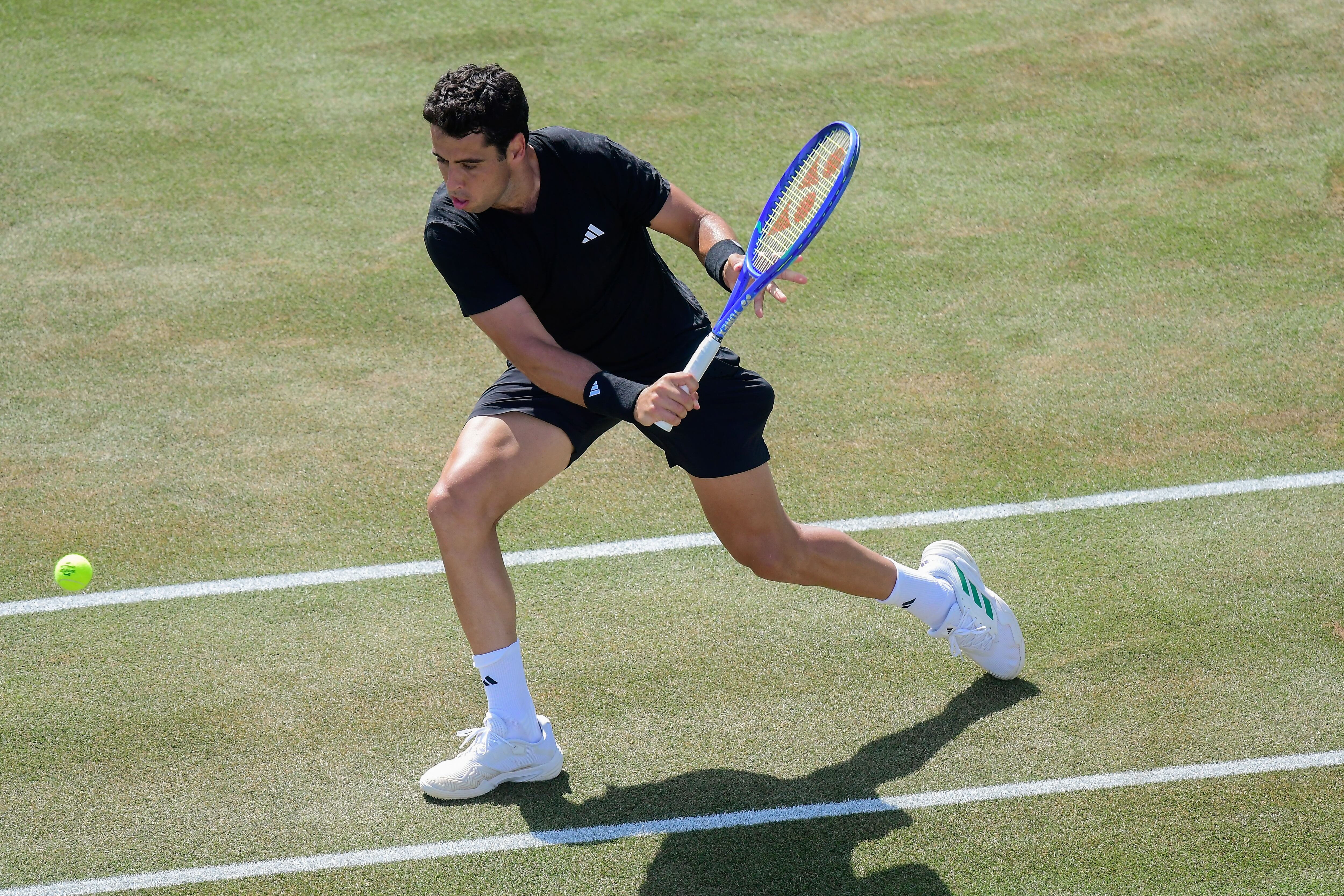 SANTA PONSA (MALLORCA), 23/06/2025.- El tenista español Jaume Munar ante el canadiense Gabriel Diallo este lunes, durante el torneo de tenis ATP Mallorca Championships, celebrado en Santa Ponsa (Mallorca, Islas Baleares). EFE/ MIQUEL A. BORRÀS