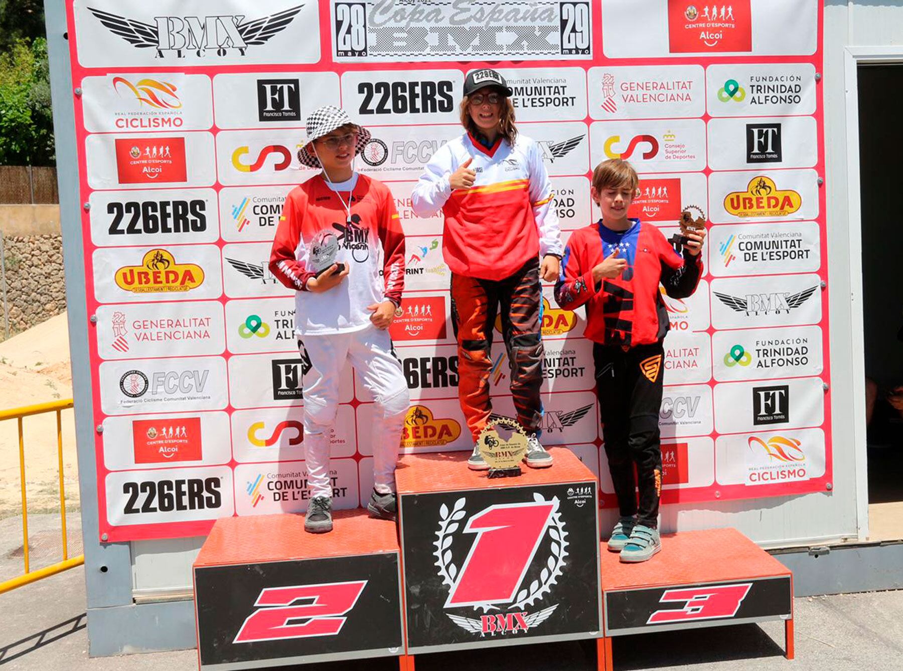 Vicente García del Club BMX Alcoy en lo más alto del podio