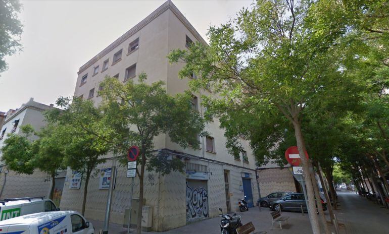 Edifici afectat per l'incendi al carrer de la Jota 81 del districte barceloní de Nou Barris