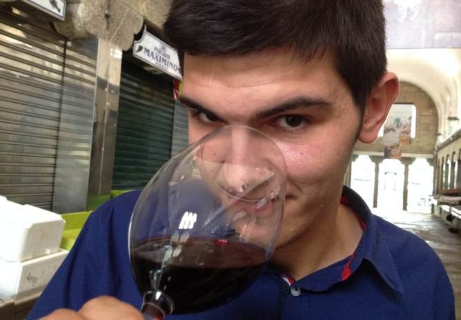 El sumiller de Culler de Pau, en la Plaza de Abastos de Santiago, sede del congreso Compostela Gastronómica.