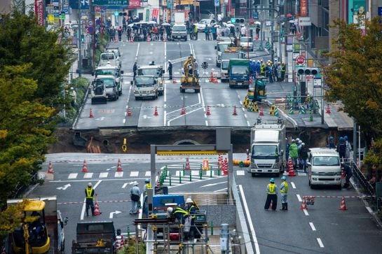 Los hechos ya están siendo investigados y las autoridades se plantean que la reciente construcción de un metro cerca del lugar de los hechos haya sido el desencadenante de este hundimiento de tierra.