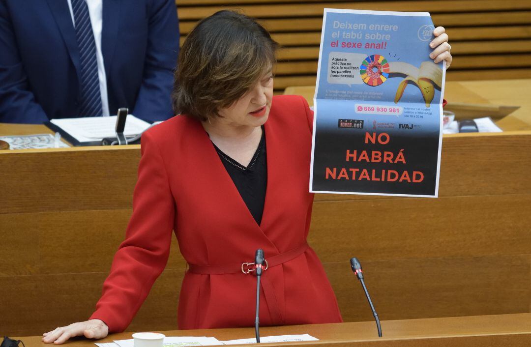 La diputada de Vox Ángeles Criado enseña una modificación irónica de un cartel sobre educación sexual anal