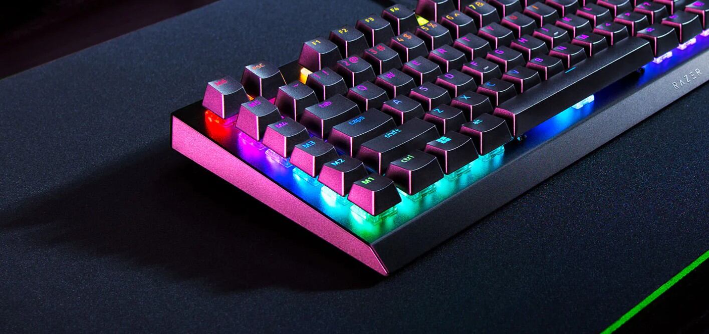 El teclado destaca por sus seis teclas macro.