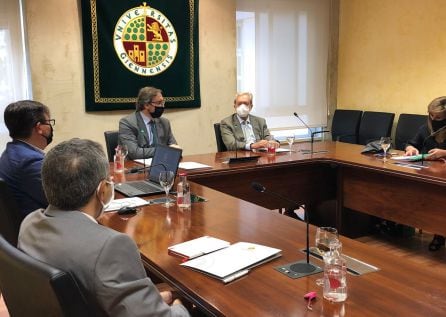 En el centro, el rector de la UJA, Juan Gómez (izquierda) y el consejero de Universidades, Rogelio Velasco (derecha).