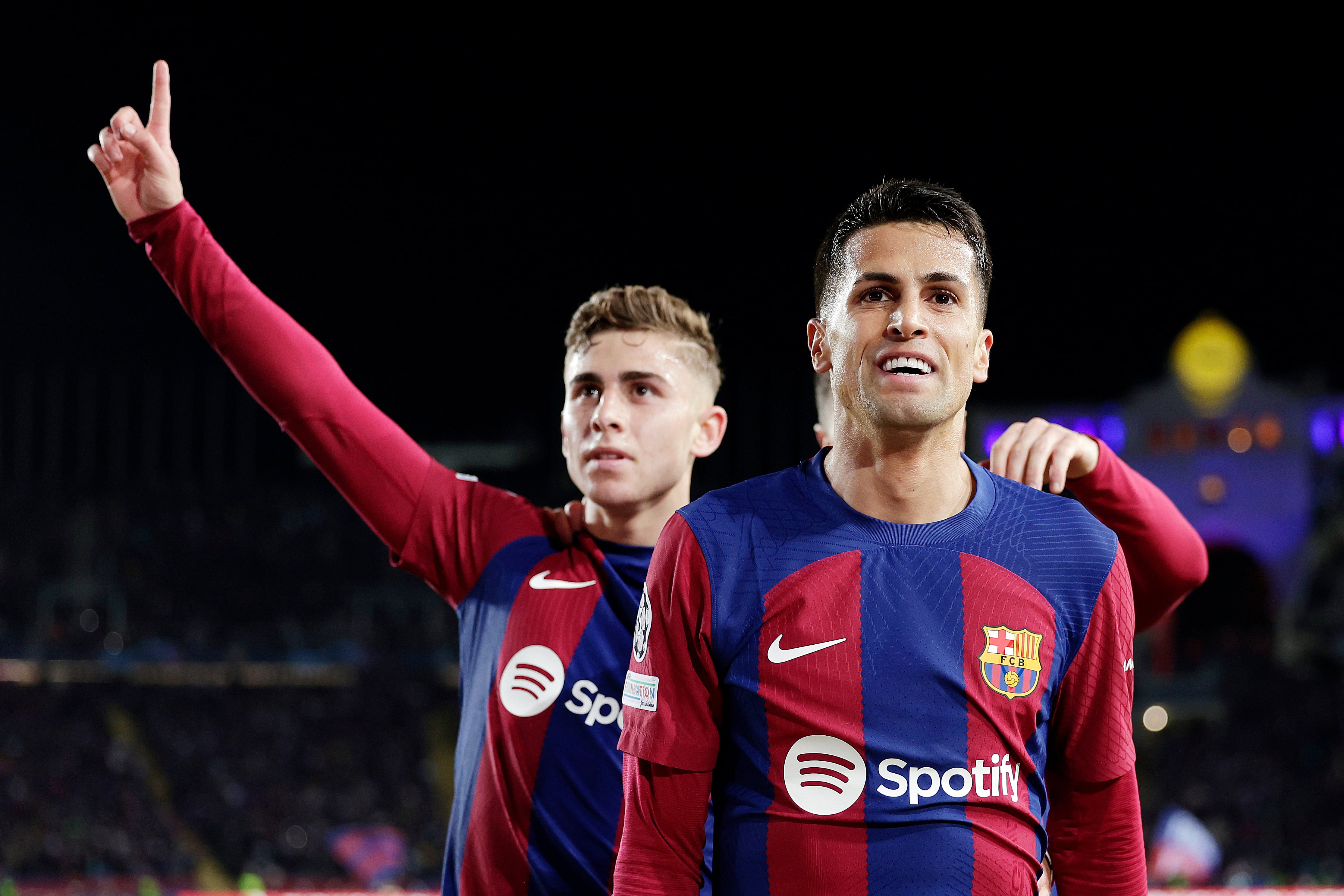 El defensa portugués del FC Barcelona Joao Cancelo, con Fermín. (David S.Bustamante/Soccrates/Getty Images)