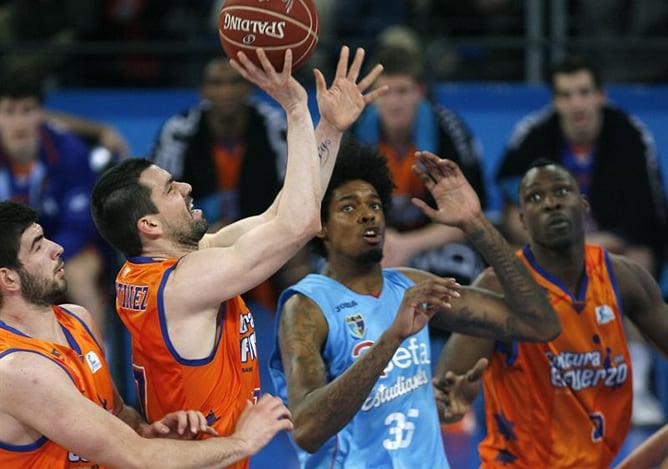 El escolta del Valencia Basket Rafa Martinez encara el aro ante el pívot del Asefa Estudiantes, Lucas Nogueiradurante el partido de cuartos de final de la Copa del Rey de baloncesto disputado en en el pabellón Fernando Buesa de Vitoria.