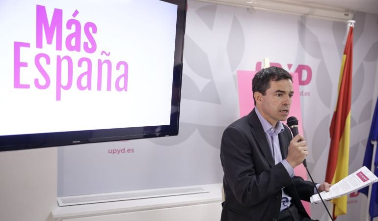 El portavoz de UPYD, Andrés Herzog, durante una rueda de prensa