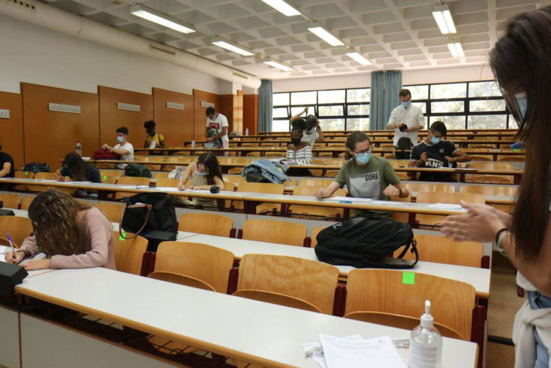 Alumnos realizan un examen en un aula de la UA