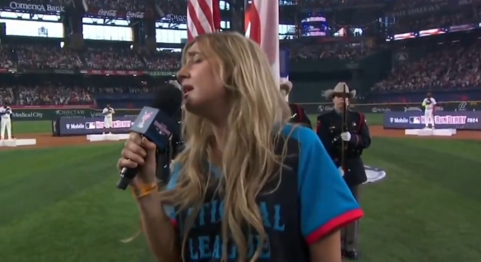 La cantante Ingrid Andress, cantando en la apertura del Home Run Derby de la MLB en Arlington, Texas (EEUU).