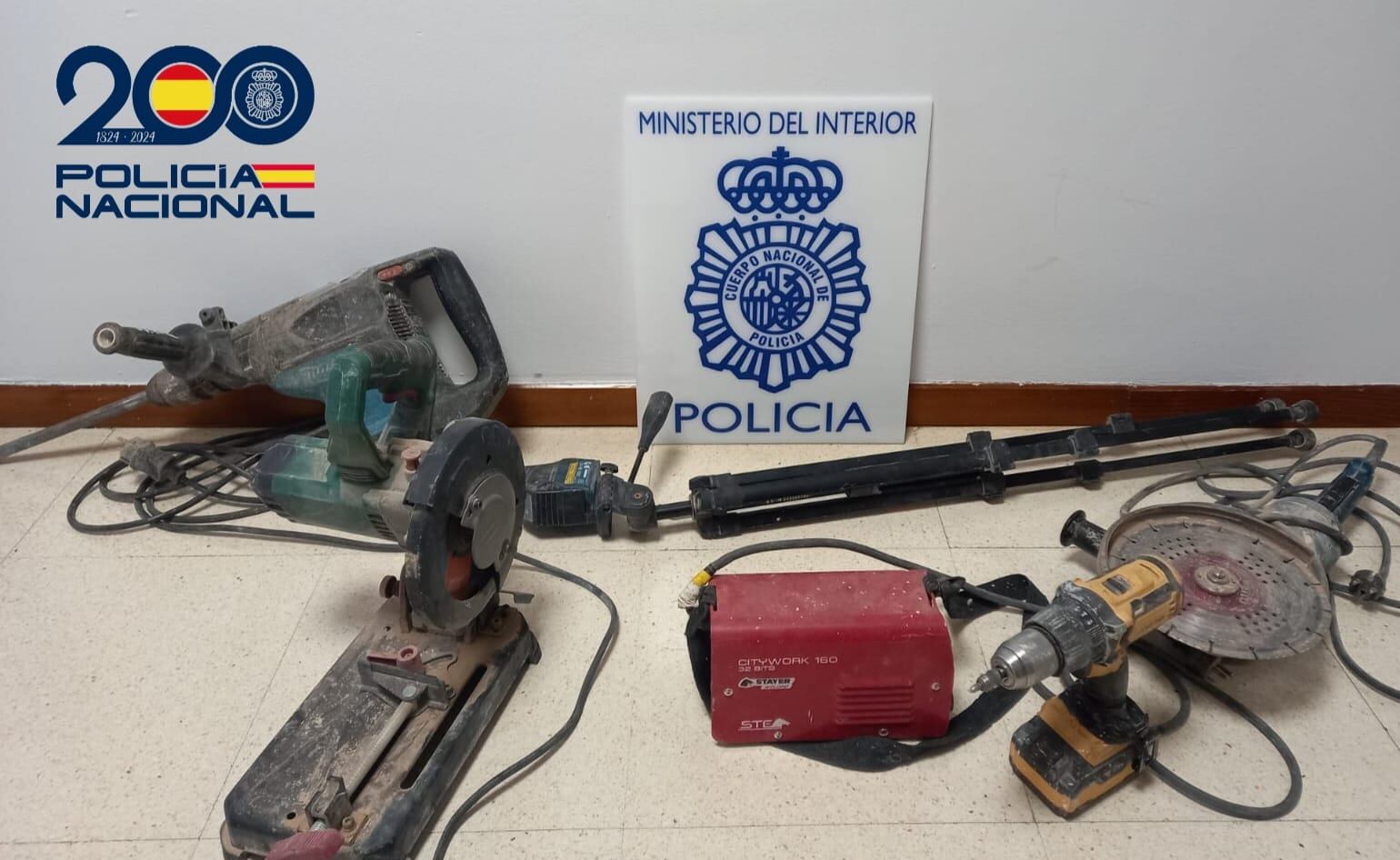 Objetos incautados al detenido tras el robo en una vivienda./Policía Nacional