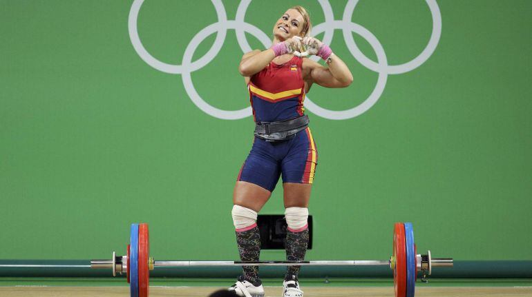 Lidia Valentín, feliz tras levantar 116 kilográmos en arrancada