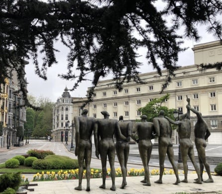 Escultura de los manifestantes delante del SESPA.