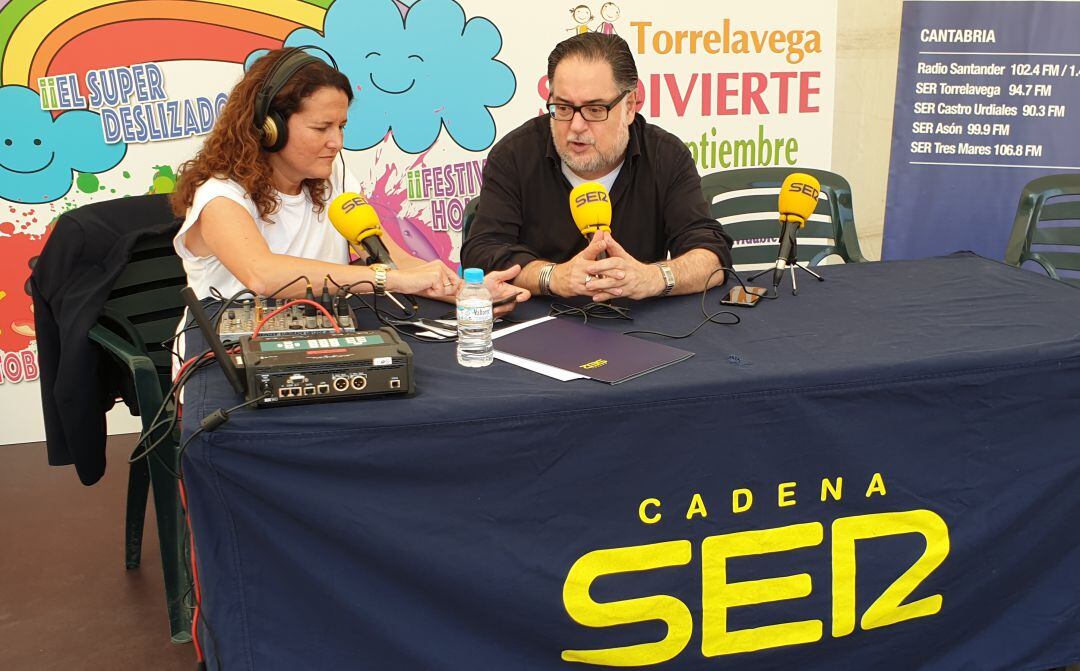Conchi Castañeda y Miguel Rincón, presidente de Apemecac, durante la emisión en directo del programa Hoy por Hoy Torrelavega.