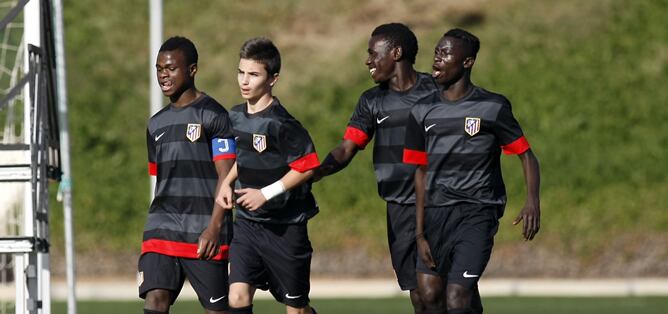 Los jugadores del Atlético de Madrid alevín durante un partido del torneo sub-12 que se celebra en Arona