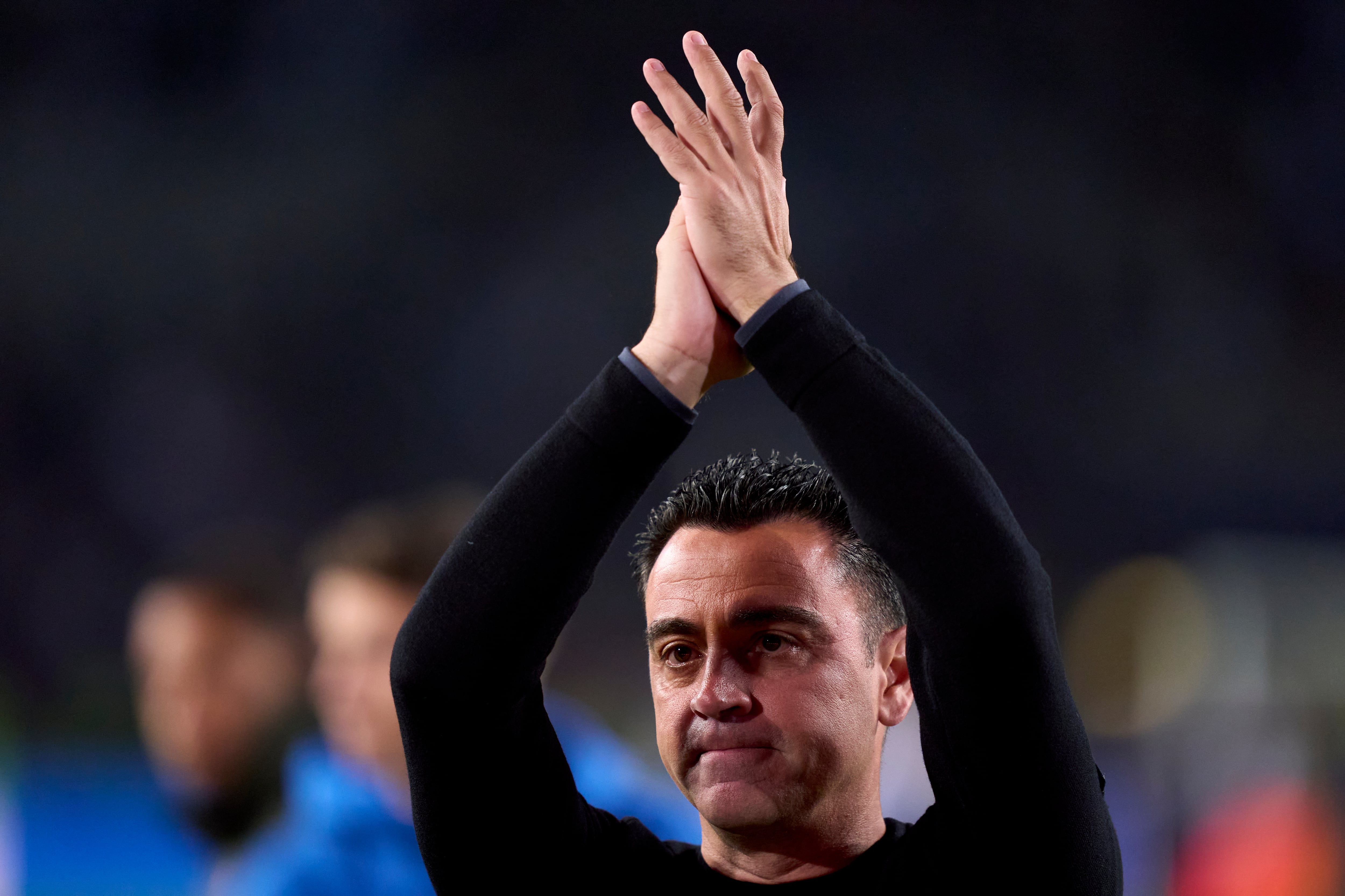 Xavi aplaude a la afición de Montjuic tras la derrota ante el PSG